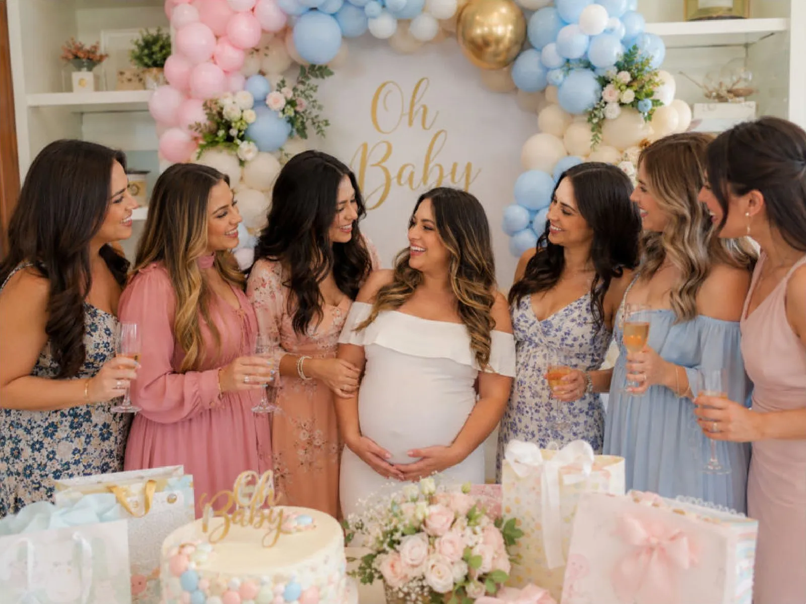 Futura mamma che festeggia il baby shower con le amiche